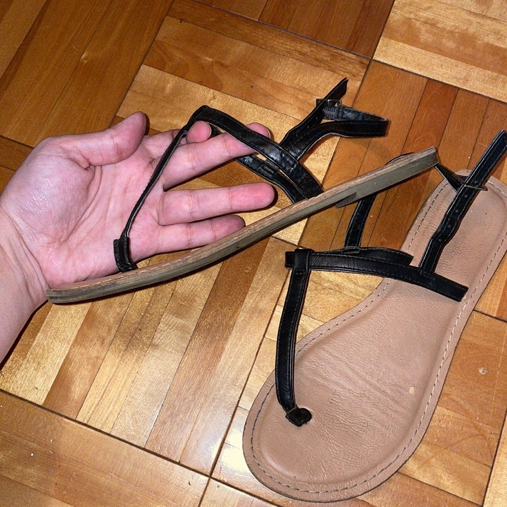 American Eagle | black flip flop flat Sandal | size 6